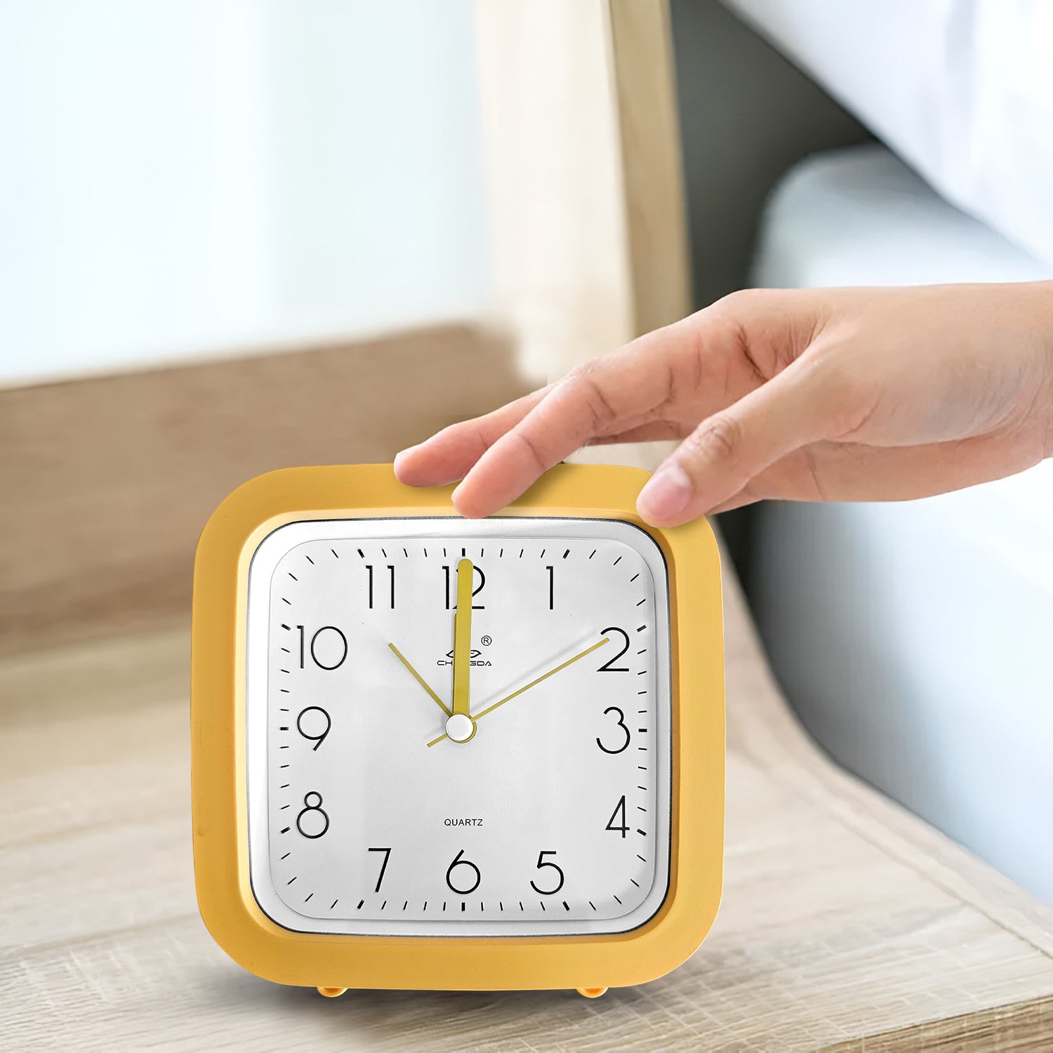 Classic Round Analog Alarm Clock for Students, Children's Bedside Decor