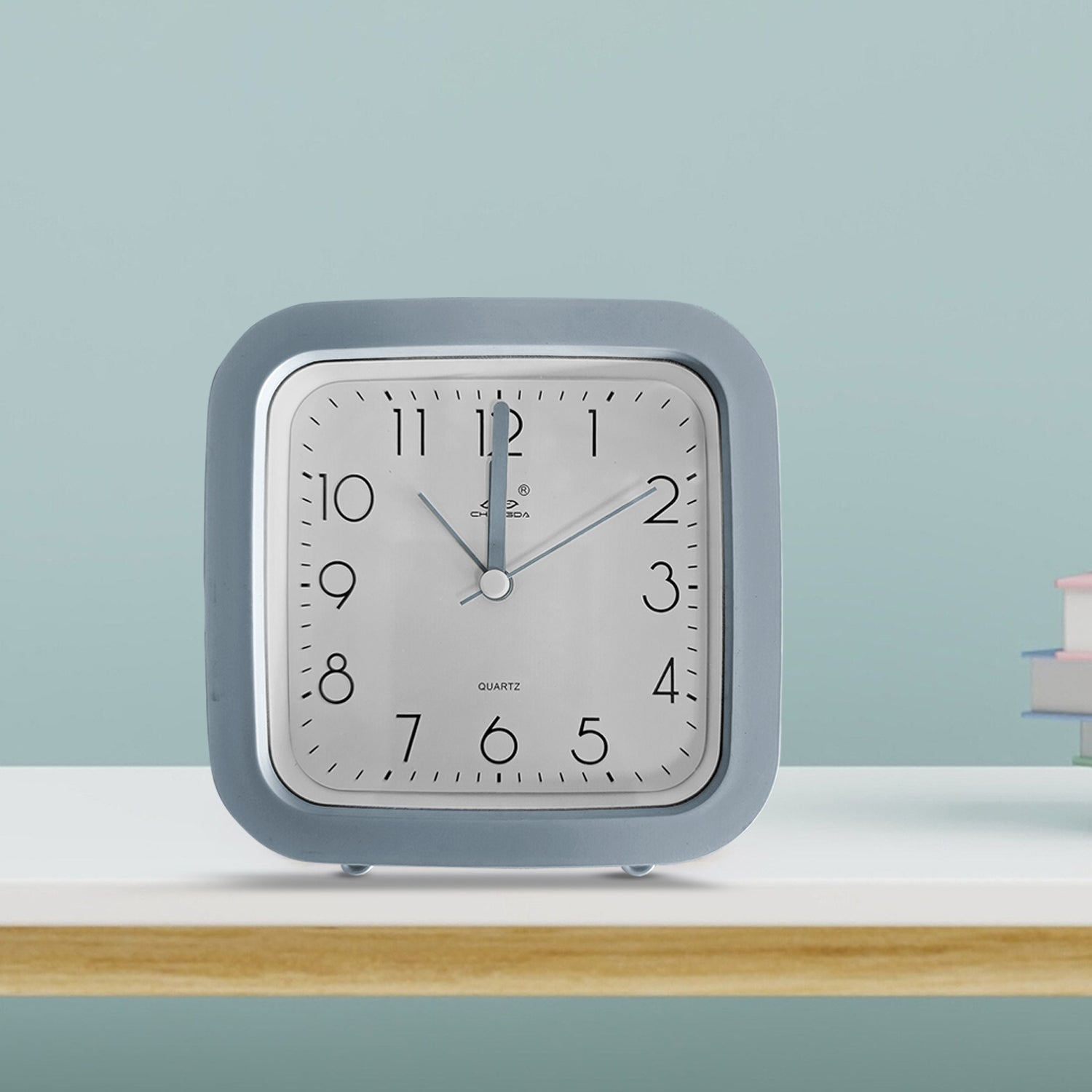 Classic Round Analog Alarm Clock for Students, Children's Bedside Decor