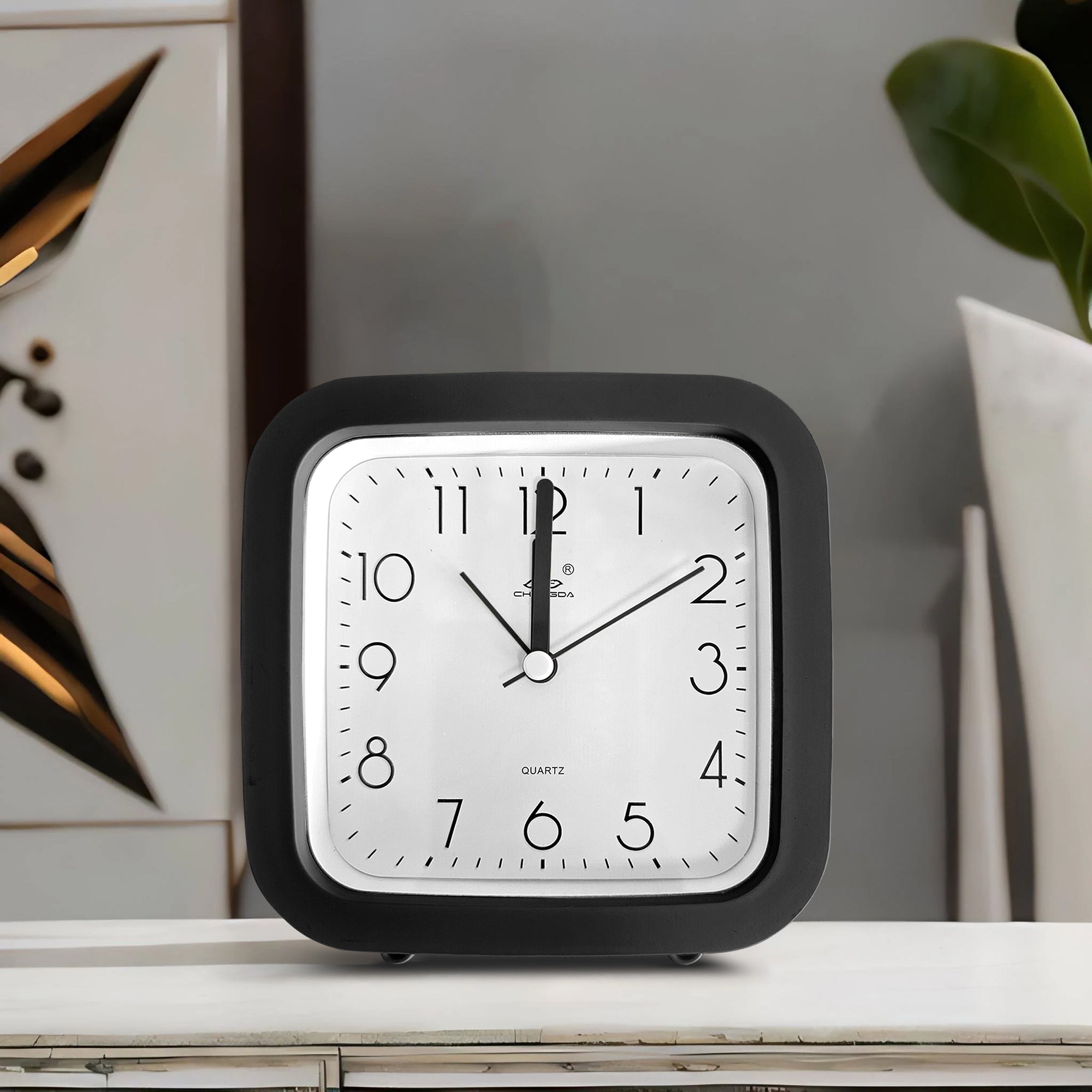 Classic Round Analog Alarm Clock for Students, Children's Bedside Decor