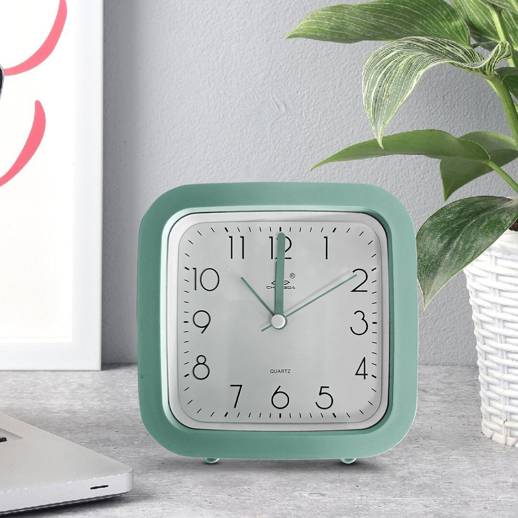 Classic Round Analog Alarm Clock for Students, Children's Bedside Decor