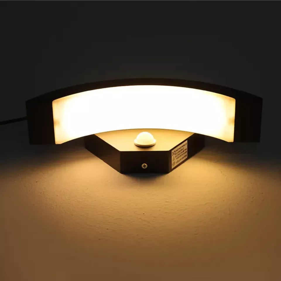 Modern Curved 18W LED Outdoor Wall Light with PIR Motion Sensor IP54 Rated
